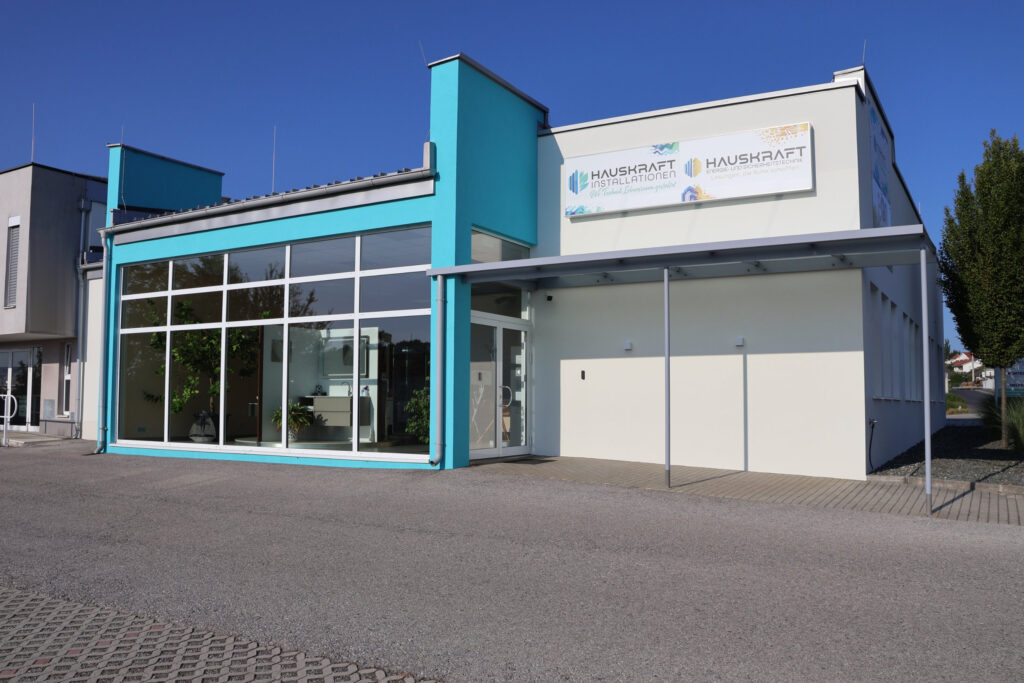 Firmengebäude der Hauskraft Installationen GmbH in der Bauweltstraße 6, Mattersburg, mit Schauraum